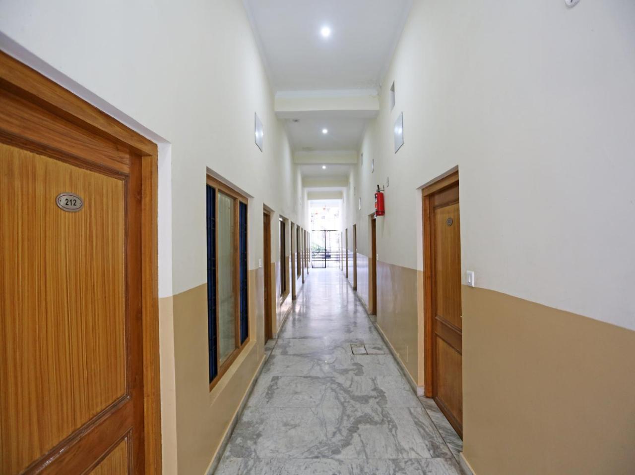 אלמורה Oyo 19638 Hotel Jay Continental מראה חיצוני תמונה